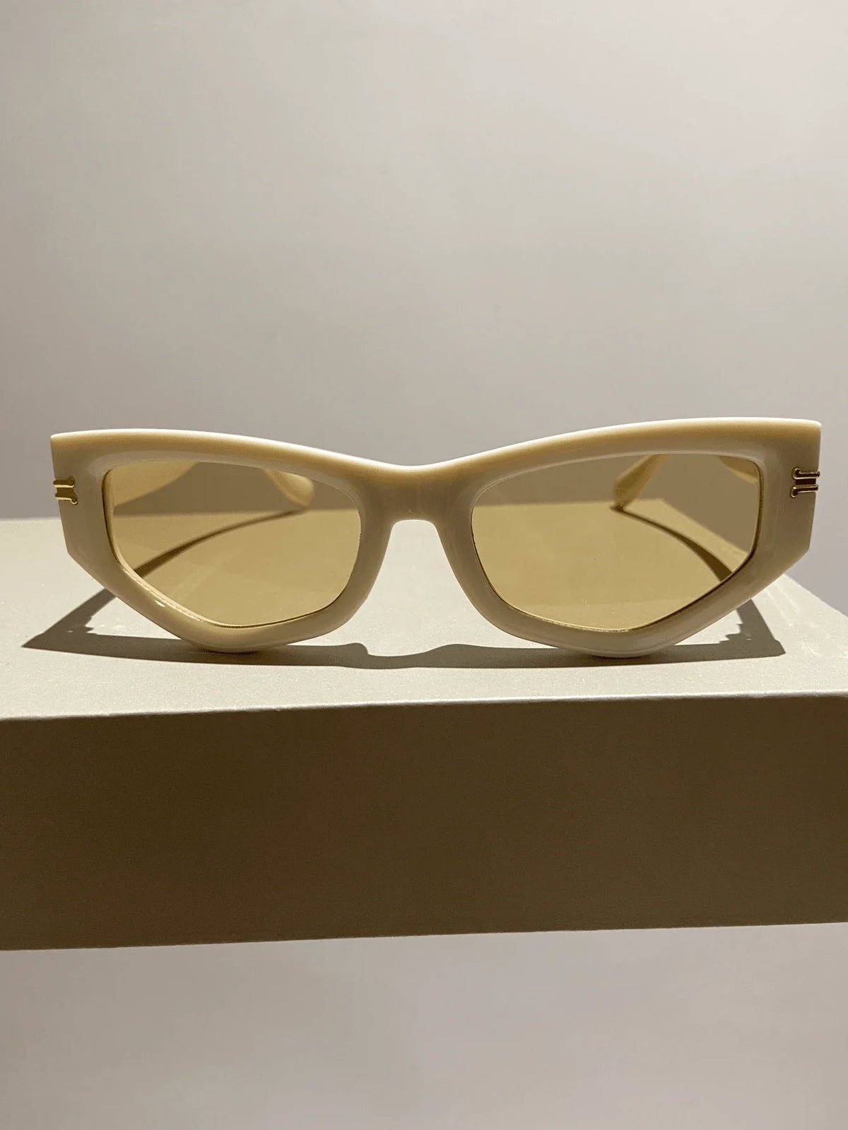 Shein - New Retro Cat-eye Small Frame Irregular Sunglasses