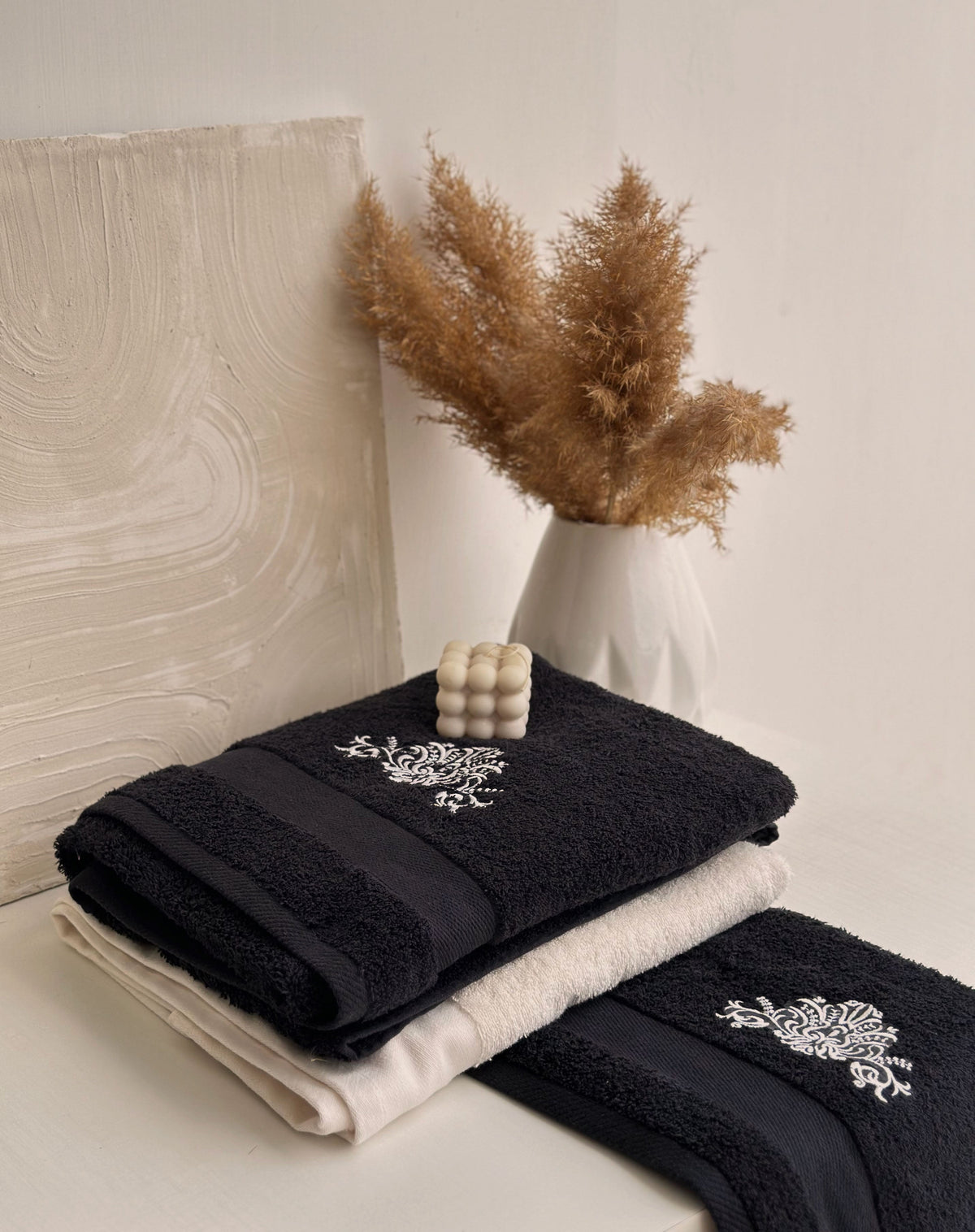 DAMASK NOIR TOWEL